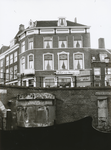 863527 Gezicht op de Duitse bunker in de Zandbrug over de Oudegracht te Utrecht, die nog toegankelijk is vanuit café ...